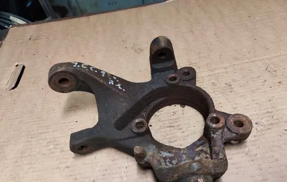 Jeep Grand Cherokee (WJ) Front wheel hub spindle knuckle