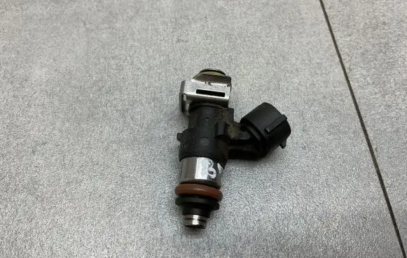 Volkswagen PASSAT B7 Fuel injector 03C906039A