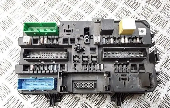 Opel Astra H Fuse module 13206762hk