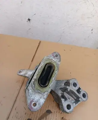 Chevrolet Orlando Engine mount bracket 13284425