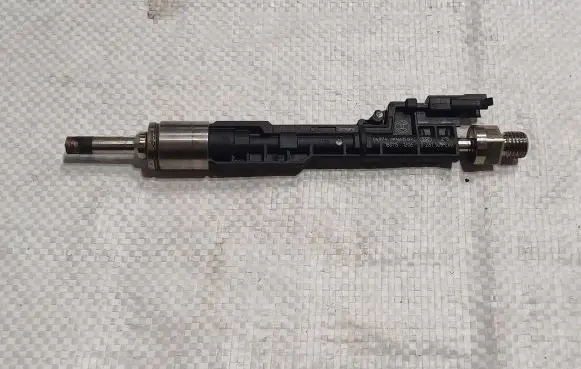 BMW X5 F15 Fuel injector PA6635GF 0261500260