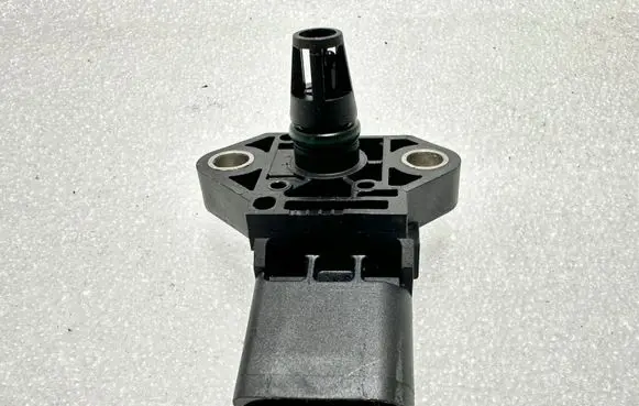Volkswagen PASSAT B7 Air pressure sensor 0281002977 03G906051E 121130T084219E