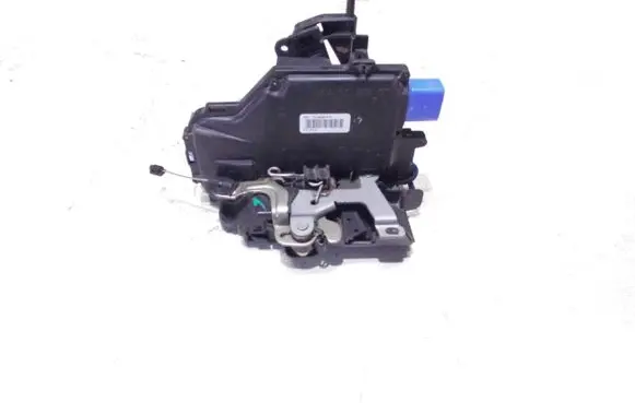 Volkswagen Golf V Rear door lock 7L0839016