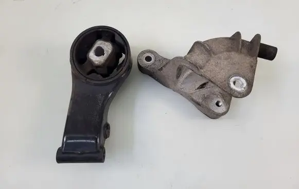 Opel Insignia B Gearbox mounting bracket 84154411 5304449 84096991