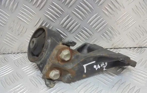 Toyota Yaris Engine mounting bracket