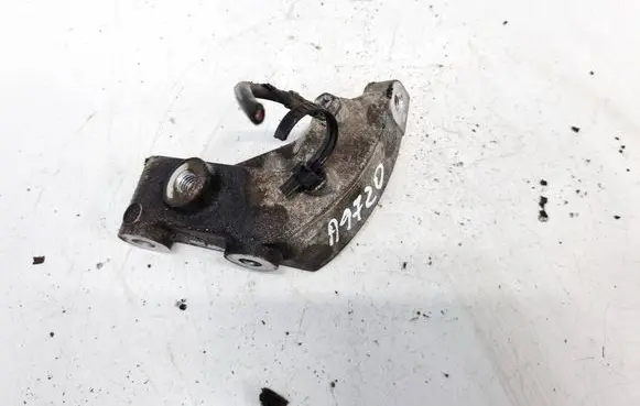 Nissan Note (E11) Engine mounting bracket