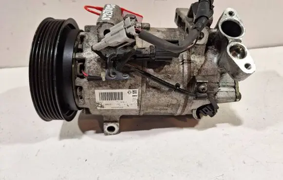 Renault Clio IV Air conditioning (A/C) compressor (pump) 926008582R