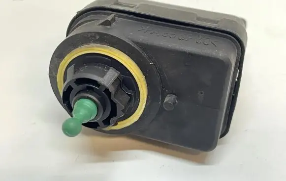 Headlight level adjustment motor