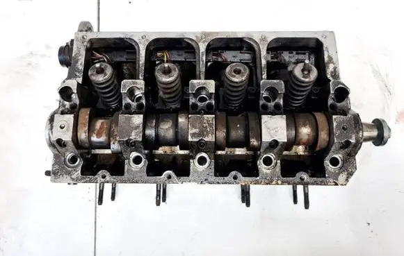 Volkswagen PASSAT B5 Engine head 038103373R