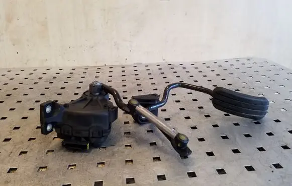 Opel Vivaro Accelerator throttle pedal 8200008477 6PV00811915