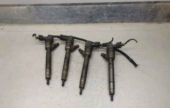 KIA Ceed Fuel injectors set 0445110256 338002A400