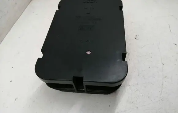 BMW 1 E81 E87 Quarter panel pressure vent 64226905748 6905748