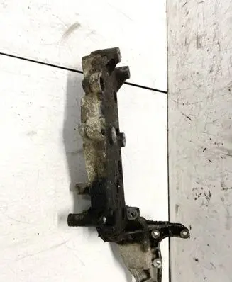 Volvo S80 Engine mounting bracket