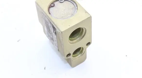 Audi TT Mk1 Air conditioning (A/C) expansion valve 1J2820103B