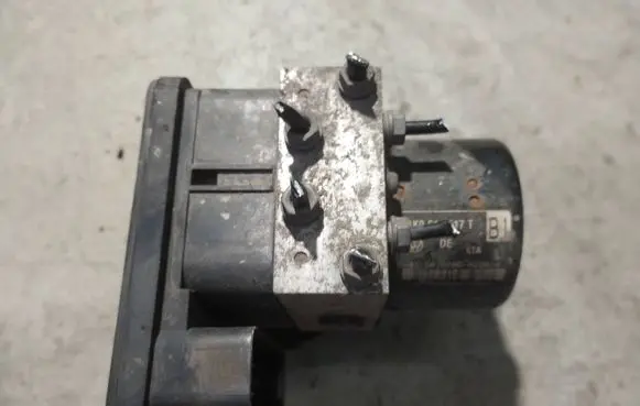 Volkswagen Touran I ABS Pump 1K0907379AA 10096003603 00005305G1