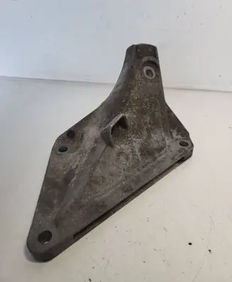 BMW 5 E39 Engine mounting bracket 6758419