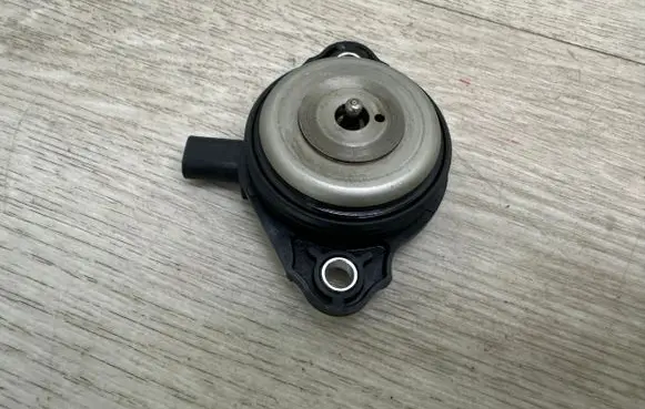 Porsche Macan (95B) Camshaft vanos timing valve 94610505379
