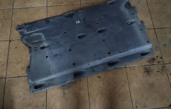 Center/middle under tray cover