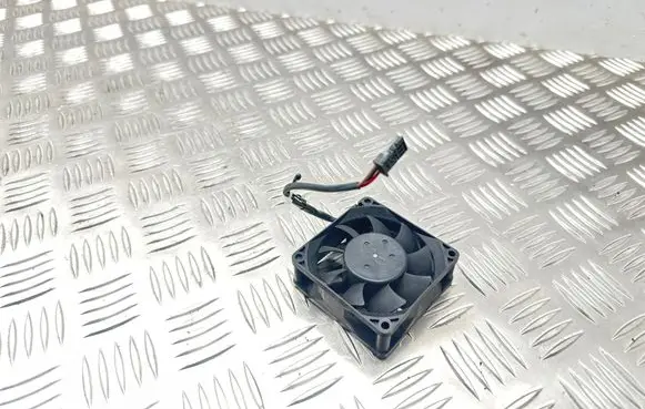 BMW 5 F10 F11 Engine control unit/module fan 6983075