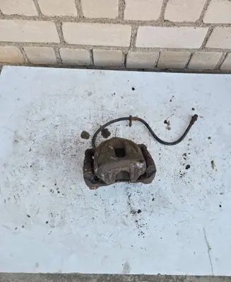 Toyota Corolla Verso E121 Front brake caliper 