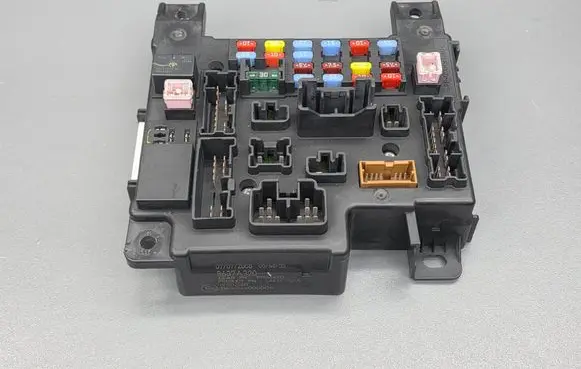 Peugeot 4007 Fuse module 8637A320 519344113 L8637002A