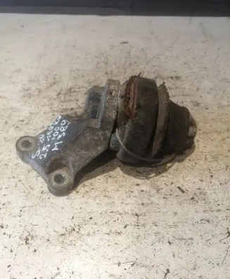 Volvo S80 Engine mount bracket