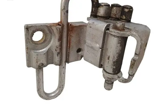 Volkswagen PASSAT B5 Front door lower hinge 4B0831412A