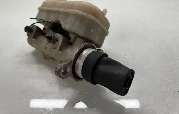 Chrysler Grand Voyager IV Master brake cylinder P04721154AB