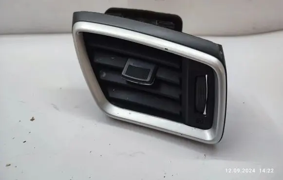 Nissan X-Trail T32 Dashboard side air vent grill/cover trim E9885211100