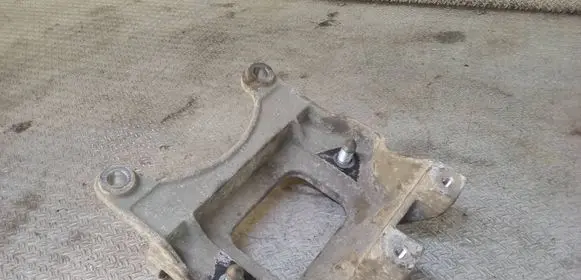 Nissan Note (E12) Gearbox mounting bracket 