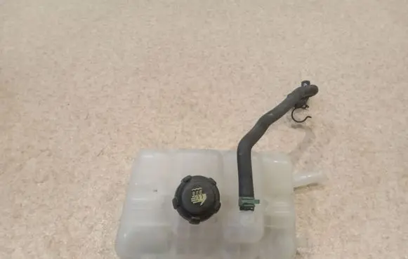 Renault Espace V (RFC) Coolant expansion tank/reservoir 217104048R