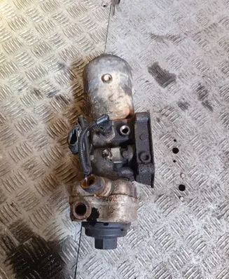 Volkswagen Touran I Oil filter mounting bracket