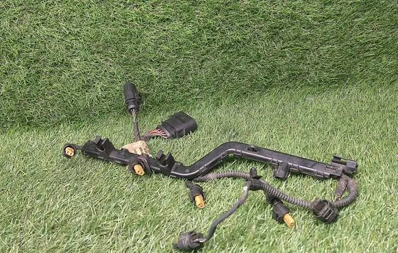 Volkswagen PASSAT CC Fuel injector wires 06J971082B
