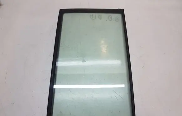 Mitsubishi Pajero Rear vent window glass 