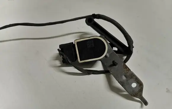 Headlight/headlamp level sensor