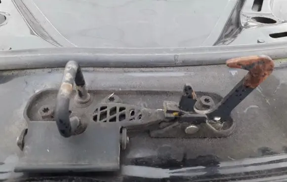 Volkswagen Golf V Engine bonnet (hood) release handle