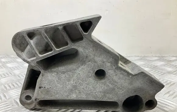 Audi A3 S3 8V Engine mounting bracket 04L199207