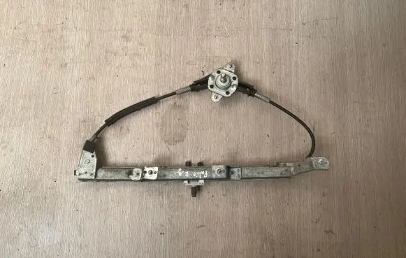 Rear door manual window regulator