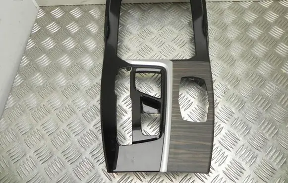 Radio/GPS head unit trim