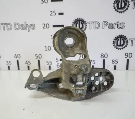 Audi A4 S4 B7 8E 8H Engine mounting bracket 8E0199351