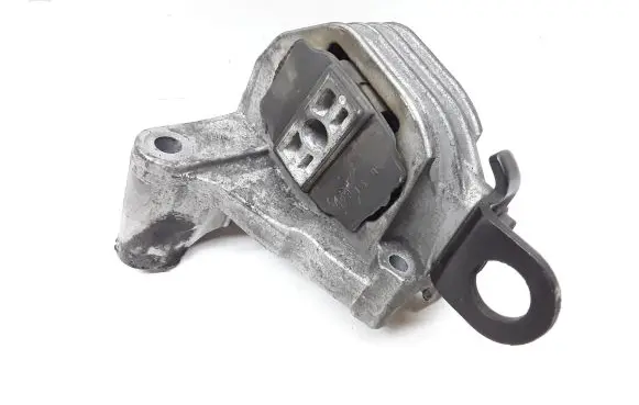 Volvo XC90 Engine mount bracket