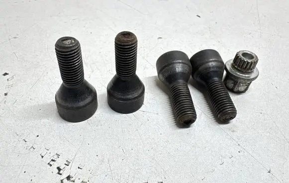 BMW 5 E60 E61 Anti-theft wheel nuts and lock