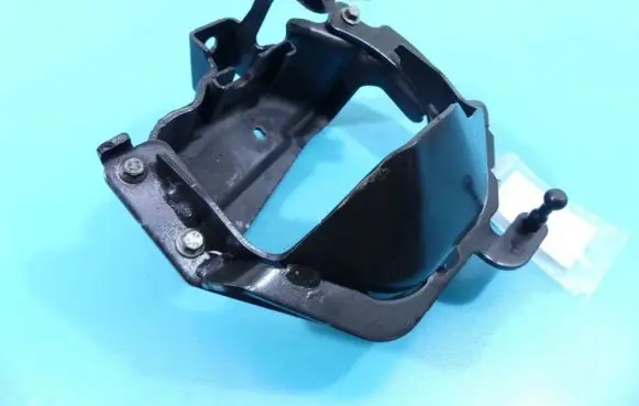 Oil filter mounting bracket