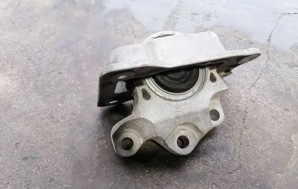 Volvo XC90 Engine mount bracket 31460716