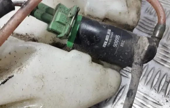 Peugeot 206 Windscreen/windshield washer pump 90095