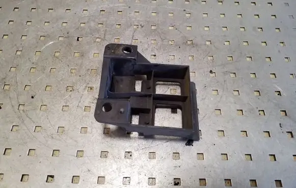 Front bumper mounting bracket
