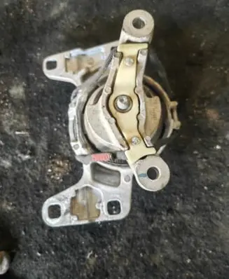 Volvo V40 Engine mounting bracket