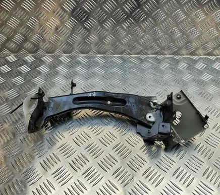 Fender mounting bracket