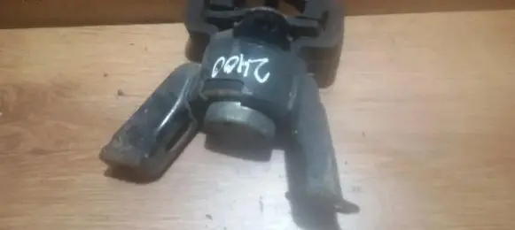 Mazda 323 Engine mount bracket