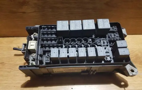 KIA Sorento Fuse box set 911603E040 10031118047